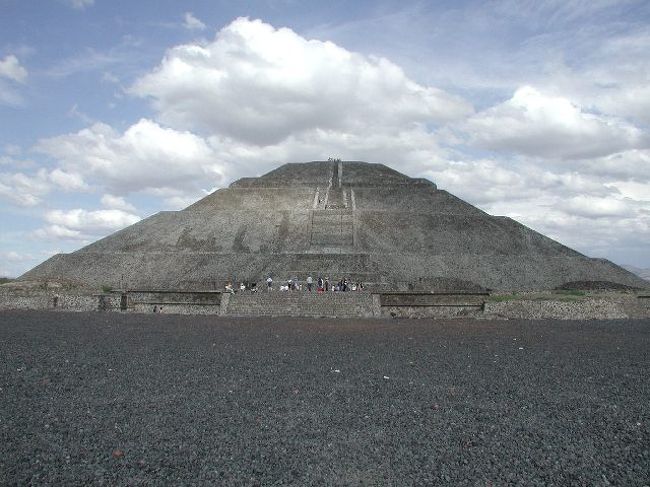 メキシコには2003年から2004年にかけて3回訪問したのですが、アメリカの隣の国なのに何故こうも文化が異なるのか全く不思議な国です。　メキシコシティーは普通の街ですが、車で少し走るとメキシコの歴史を感ずることのできる遺跡が沢山あるようです。　訪れた太陽のピラミッドは平原の中にそびえ、その姿は何か特別なパワーを発しているようでした。　こんなにすばらしい環境に栄えた文明が何故滅んだのだろうか？何か現代に訴えているようで、考えさせられました。