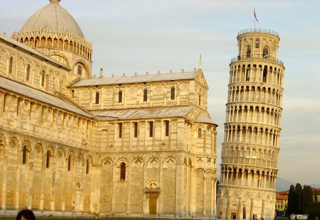 今回イタリアへ行きたいと思った動機の一つに、このピサの斜塔がありました。<br />傾いているとは聞いていたけど、まさかこんなにも傾いているとは!!