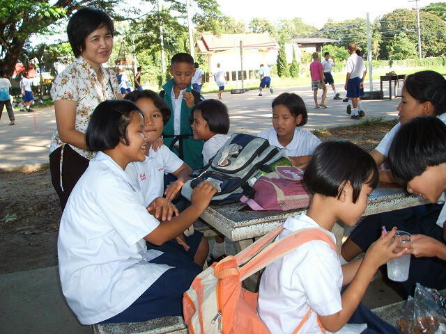 これは今（2021年）から約20年前のお話です。<br /><br />唐辛子婆は主婦が中心のアリンコみたいにちっちゃな国際協力NGOでボランティアをしていました。チェンライ（タイ）とミンダナオ（フィリピン）メハラ（東ティモール）の子供達の教育支援が主な仕事でした。<br /><br />メンバーの高齢化と主催者の物故によりこのNGOグループはすでに解散していますがこのチェンライの支援先メーコックファームは日本やアメリカなどの他のボランティアグループの支えにより現在でも活動が続いています。<br /><br />私がチェンライのパイサンサー・スクールとメーコック・ファームを訪れたのは1997年ですがその後2005年までにグループのメンバーが何度か訪れていますのでひとまとめにしてお話したいと思います。<br /><br />★Japan 鎌倉　モンタナ修道院　<br />  聖母訪問会にシスターのお話を伺いに<br />  http://4travel.jp/traveler/tougarashibaba/album/10437750/