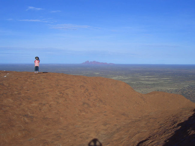 風も無く天気も良い登山日和。9歳の息子と二人で上る。<br />ツアーの都合で2時間しか時間が無い。さっさと登り始める。<br /><br />子供も登れますが、かなり危ないので注意が必要。<br />滑ったりしたら終わりです。<br />2時間で往復はきついです。