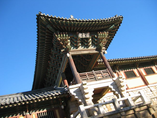 　2005年冬、釜山からバスで慶州まで行きました。ソックラン、仏国寺などを観光しましたが、風がとても強く寒かったです。