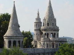 船で入国するグーラッシュスープの街