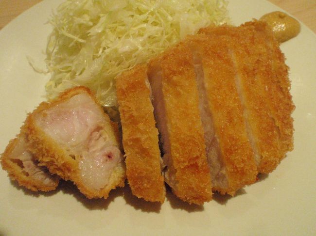 旅立つひとも 見送るひとも<br />寡黙な背中は いつもどこか寂しげで<br />しかも 眩しい<br /><br />by まるくん みんなへ<br /><br />************************************************************************<br /><br />プチオフも最終日、<br />プチオフの合間、「ラブ・アクチュアリー」を有楽町で観た。<br />監督・脚本リチャード・カーティスの全編に満ち溢れた愛のテーマは、そのまま不遜ながら今回のまるくんの青空の旅と重なることとなった。<br />いつも私たちは「物語」の「属性」ではなく「繋がり」にいることに小さな驚きを禁じえない<br />そんなことより上映中、泣いた。<br />とにかく泣いた。泣きました。<br />19人が織り成す愛のカタチは、そのままあなたの、私の、たゆまぬ「物語」であるはずだ。<br />あなたは、もう観ましたか?<br />境遇や身分や言葉の壁、社会の壁、属性の壁、そんな障害を乗り越えて、まるくんのようなトホホなテイストからシリアスにいたるまで、バラエティ豊かな愛の物語は,<br />どれもが際立ち、等身大で、夢があり、魅力的です。<br />それらの物語はすべてひとつに溶け合って青空に吸い込まれるように、ときにせつなく、笑い、やさしいハーモイーを生み出してくれるでしょう。<br />どうか、「触れることによる」「幸せ」を感じてください。<br />誰しもが、ハンカチは一枚でとうてい足らないはずです。<br /><br />みんなに届けばいいな<br />愛は実際、、、、、なのですよ。<br /><br /><br />今日も快晴。<br /><br /><br />春の予感というより、もう春の真っ最中。<br />梅も満開です。<br />さすがはまるくん、晴れオトコ!!(あれ??<br />Dさんをずいぶん待たせてしまい、京浜東北線沿線の城西、とあるまちのとんかつ屋。<br />東京一、ということは世界一の正統、真っ当、圧巻なとんかつ屋さんです。<br />足蹴く通いつめ、東京を離れた身でも、お昼にそれだけを食べに新幹線に乗って行ったこともある旗の台の今はなき名店に次ぐ、まるくんのただいま世界一です。<br /><br /><br /><br />ここで、まるくん、こだわりの7ケ条を復習してみましょう。<br /><br />一、 産地にはこだわらず肉質よく弾力性あるロース肉<br />一、 肉厚2センチ以上で肉にサシ、脂身に甘味<br />一、 揚げた状態はほんのりロゼでジューシー<br />一、 低温でじっくり揚げる。胡麻油は余分な匂いが邪道。<br />一、 衣は天気によりパン粉を管理し、サクサク感。<br />一、 食するとき、けっして衣と肉が離れないこと。<br />一、 両側の油切りがよく、紙やすのこのうえに載せるのは技術と真心がないと思え。<br /><br />で、切っても切れないご縁のトータルバランスでいうと。<br /><br />一、 キャベツは必ず極細切り、しかも手切りで、あんまり作りおきしない。<br />一、 水気も含む、春キャベツのようなサクサク、シャキシャキ感を。<br />一、 みそ汁は熱々で具沢山のトン汁、もしくはしじみがベスト。<br />一、 浅漬けは大ぶりで、新鮮なもの。きゅうり、かぶ、白菜、小ナス。そろっていてあたりまえ。大鉢で。<br />一、 もちろん、ごはんはおくどさんで炊くか、もしくはガスでもツヤツヤホクホク感で。<br />一、 瓶ビールと冷酒は必ず置いておいてください。<br />一、 目利きと、油の良質を保てるよう、カウンターと少々のテーブルの小体な店がベスト。<br /><br />愛に満ち溢れた、トンカツなのですよ(笑<br />気概のあるオトコっぽいDさんにピッタシ。女性とはゼッタイ食さないとんかつ、、、、、。<br />もしかして、東京で、まるくんの「聖域」にお供できたの彼女がまだ5人目くらいかも?(5人もいるじゃん#まるくん、、、、9月のオフにも新富町の店行ってるじゃん#まるくん、、、、<br />とても風情のある店構えの店へ入ると、黙々と揚げる店主とガツガツ食らう客と、ひたすら待つ客。<br />カウンター一席とテーブル二席空いてて、私たちより一足先に大きなオババが待っておりました。<br />おばばは躊躇なく、カウンターでなくテーブル席へ、ドッカン。アタシたちに目をみやり、、、、ひとこと。<br />「狭いからね〜〜〜。ガハハッハハ」<br />あの、、、セマイんではなくあなたそうそうトモグイするからですよ。。。とはつっこめませんでした(涙<br />かなり遅い昼になり、二人、入店と同時にのれんがはずされ、「準備中」の札が。<br />「まるくん、あぶなかったですね・・・」<br />Dさんとしばし待ち、ようやく席があいて、一番贅沢な300gっすよ!!のロースかつ定食なもので、約30分の待ちが必要です。<br />とにかく、待つ、だけの価値あるからと、Dさんを説得しつつなだめつつビールおつぎしましょうの、冷酒八海山おつぎしましょうの、しつつ浅漬けボリボリしながら待ちました――――。<br />で、時間もないし、あんまり描写しすぎてお店を読者に盗まれる(笑)のも癪なので割愛(笑w<br />Dさんもきっとびっくりの大満足なはずです。<br />ゼッタイ、そこがどこか誰にも教えるなよ###<br /><br /><br />慌しく浜松町まで帰り、荷物を取って、羽田まで。<br />4日間好天好如でしたが、なんだか雲行きが怪しいですね、、、、、。<br />展望所でもなんだか強風。<br />最後は、「お茶でも」もかなわず、Dさんには本当にお気の毒な「出会いと別れ」でありました。<br />彼女、「彼氏の荷物だって持つんですよ」とアタシのかばんを奪い取り、<br />「え?これ、、なに入ってるんですか?おも・・・」だから#重いと言ったでしょ#<br />買い占めたポルノだよ(嘘)。みんなに魔法をかけるための道具だよ(嘘)。秘密、秘密♪<br />DさんのHPにそぐわぬ、オトコッポイ気概とやさしさにふれ、最後にほんとうに感謝でいっぱい、直前またフンコロ君で脂汗いっぱいの旅の終着でした。<br />アディオス。Dさん。そしてみなさん。また楽天で!<br /><br /><br /><br />
