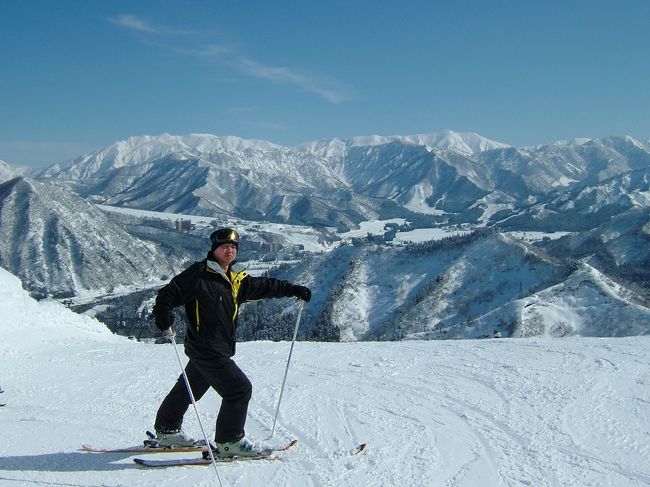 晴天のこの日、スキーをしに新潟まで行って来ました。<br /><br />道は雪が全然なくて、スムーズに走れました。<br />ただ、道脇に積み上げられた雪の高さは半端じゃなく…今年の積雪量の凄さを物語ってました。<br /><br />天気がほんとに良くて、山々が綺麗に見えて気持ちがよかったですよ〜。<br />思わず滑るのを忘れて立ち止まり、景色を眺めた後シャッターを押す事しばしば…。<br /><br />一日、気持ちよく滑る事が出来ました。