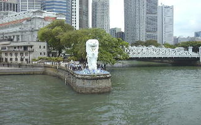 欄の花が溢れる整備された空港に着陸し、緑に囲まれた舗装された道路を通ってダウンタウンに向かう。シガポールの街はゴミ一つとも落ちていないきれいなきれいな国。詳しくはwww.wanderkirin.com/Singapore/singapore1.htm