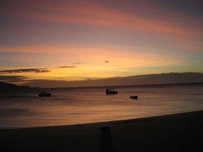 フィリピン・パマリカン島(Pamalican Island)にあるアマン・リゾート「アマンプロ(Amanpulo)」に行ってきました。離島ピクニック・フィシング・ビーチ・シュノーケリング・浜辺でのディナー・カートでの島内探索などなど．．．美しさに感動・感激の連続で最高の思い出となりました。４泊５日のスケジュールも「あっ」という間に過ぎてしまい帰りはとてもさみしい思いをしました。必ずもう一度行きたい思い出の場所になりました。