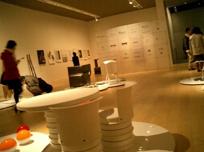 東京・森アーツセンターギャラリー（六本木ヒルズ）にて開催されている『ドイツ・デザイン展：「メイド・イン・ジャーマニー」の80年』に行ってきた。<br />クールなフォルムと合理的な機能性。時を経ても変わらないドイツ・デザインの真髄は、脈々と受け継がれ、そのプロダクトは現在も世界中で愛用されています。約９０点のプロダクトを通して、ドイツ・デザイン史をたどる『ドイツ・デザイン展：「メイド・イン・ジャーマニー」の８０年』<br /><br />敬愛するバウハウスの時代のスチールパイプ家具オリジナルから、現代ドイツのデザイン・プロダクトやグラフィック・デザインなどを鑑賞した。<br /><br />入場料は1500円。と言っても、ドイツ・デザイン展だけではなく、森美術館（東京：ベルリン展）と、展望台（東京CityView）も込みなのでお得ではないかと。(^^)