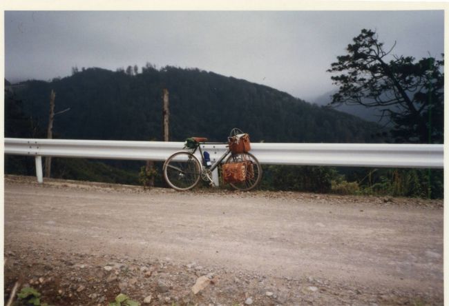 いよいよサイクリングの旅開始です。<br />一人で初めての地を走る。<br />期待と不安が入り交じってワクワクとドキドキだ。<br />青森駅 ⇒　弘前　⇒　鰺ヶ沢　⇒　金木町　⇒　十三湖　⇒　龍飛崎　⇒　蟹田　⇒　？<br /><br /><br />８／２　深夜　青春18切符で静岡から青森へ　　青森駅前野宿<br />　　３　弘前→鰺ヶ沢→金木町　　　　　１人で小学校の軒先野宿<br />　　４　金木町→十三湖→竜飛岬→蟹田→青森駅　青森駅前野宿<br />　　５　青森港→仏ヶ浦→佐井港→大間崎→大湊町 公民館前野宿<br />　　６　大湊町→尻屋崎→大湊駅→青森　 集合場所の民宿泊<br />　　　サークルランスタート<br />　　７　青森→八甲田→奥入瀬　　　　　　　　奥入瀬YH泊<br />　　８　奥入瀬YH→十和田湖 十和田湖畔でキャンプ<br />　　９　十和田湖→発荷峠→鹿角市→赤川温泉 　　　民宿泊<br />　　10　赤川温泉→八幡平→盛岡→わんこそば<br />　　　　→輪行で帰途へ→常磐線平駅(現いわき駅)　３人で平駅泊<br />　　11　平駅→静岡 <br /><br /><br />