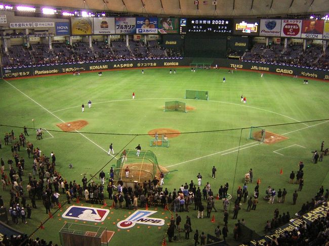 イチロー初の凱旋試合となった２００２年日米野球第１戦を観に行きました。ヤンキース入団が決まる直前の松井が日本の４番です。メジャーもボンズやジオンビーなどそうそうたる顔ぶれ。そして始球式は長島監督。今思うと非常に貴重な一戦だったと思います。試合はメジャー打線が上原を全然打てず日本の圧勝。イチローもノーヒット。メジャーの爆発力とイチローのヒットを観るという目的は達成できませんでしたが、非常に満足な一戦でした。