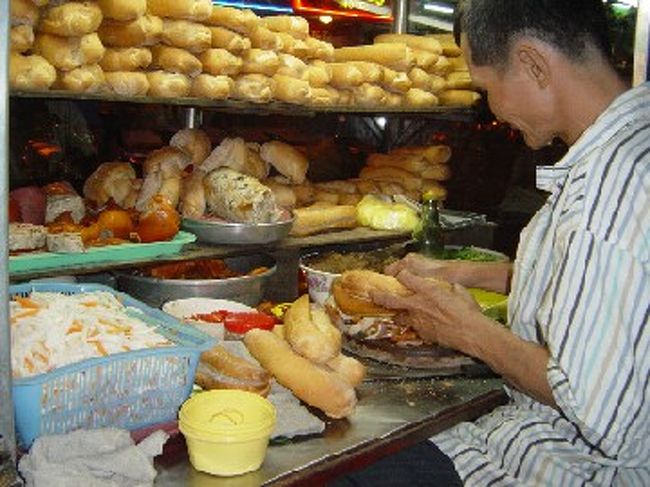 台湾人のわたしにとって、豚の耳は普通な食材だけど、「ミミガー入りのベトナムサンドイッチが変だって？！」初めて聞いたとき、わたしがビックリしたが、食べたら気に入るようにたってしまった。<br />台湾では、豚の耳が売ってる市販が多くて、かなり安いです。豚耳の食べ方がい、ろいろおるんが、普通には前菜として作られますが、ミミガー入りのベトナムサンドイッチとは、ちょっと変な感じでした。<br />ミミガー入りのベトナムサンドイッチをはじめて食べたとき、ちょと大袈裟だけど、豚の耳とパンの相性がばっちりって感じました。食べやすいサイズに細切りにしたミミガーが骨まで柔らかく煮て立ってたので、お年寄りの方や. お子さまでも骨まで食べられます。柔らかな皮のゼラチン質が包みこみ軟骨の耳がつるりとした食感が、カリカリとしたパンにとても合いますね。<br />まず、フランスパンが基本です。外側はあくまでパリパリで、中はしっとり！フランスの植民地だったという歴史からフランスパンがとてもおいしい。手に取るとバラバラ崩れてしまいそうな香ばしい皮に、しっとりもちもちとした中身のバランスが最高です。フランスパンを半分に切って縦に切り目を入れ、マヨネーズをぬって、斜め薄切りにしたきゅうり、香菜をそれぞれずつはさみ、チリソースとシーズニングソースをかける。パンの間に肉や野菜などをいろんな具がはさめるそうですが、わたしのはミミガーを主役としてベトナムサンドイッチです。<br /><br />特徴のひとつは野菜が多い。大根や人参、きゅうりや青いパパイなど、それぞれの野菜が千切りになってぎゅっと入っています。そして、忘れないのはチャイニーズパリ(香菜)でしょう。あの独特の香りが苦手な方もいらっしゃるかもしれませんが、中国人トベトナンム人にとって、何故だかこれが癖になるのです。甘酸っぱいその味は、パンにマッチするんですよ。<br /><br />ベトナムから戻って来たから、時々無性にベトナム･サンドイッチを食べたくなるわたしが、最近では夢にまで見てしまうそうです。<br />食べた後には、ベトナムコーヒーとのコンビネーションが抜群ですよ。<br /><br />ＰＳ：<br />ベトナムに行ったときに、ミミガーなどを食べ回るのですが、やっぱり台湾のがいちばんおいしいですね。<br /><br /><br />