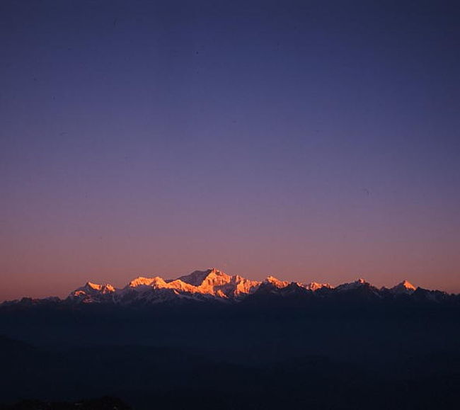 ･<br /><br />午前三時。　インドとネパールの国境に位置する山、カンチェン・ジュンガ(8586m)が見える場所に行った。周囲に人の気配はない。月明かりに照らされた真っ白な雪山が蜃気楼のように浮かび上がっていた。本当に山には神がいて、今、自分が見られているような気がする。<br />あまりの美しさに見とれて、時間も場所もそして「自分」という存在さえも忘れ、何時間過ぎたのだろうか・・・。<br />やがて空が白み、陽が昇る時、山が真赤に染まった。<br />訳もなく涙が溢れてきた。　こんな感覚は初めてだ。<br />この山には本当に神が棲むのであろう。<br /><br /><br /><br />このページに余分な写真や解説は不要だと思います。<br />皆さんがこの一枚の写真から感じ取っていただけたこと・・・<br />それがすぺてです。<br />でも、写真で表現できる事には限度があります。<br />ぜひ行って感じていただきたい一番のオススメの場所です。