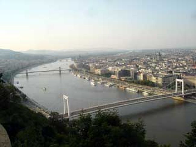 行ったのは伝統的なトルコ風呂、キラーイ温泉。借りたアパートから徒歩3分、最高である。400年以上の歴史があるこの温泉は、オスマン朝の支配下にあった時期に作られたものだという。月・水・金が女性、火・木・土が男性と使用できる日が分かれている。中は裸が原則で、日本の温泉のようだった。中央に大きな六角形の浴槽、ドームにあいた明かり取りから差し込む太陽光が、何とも異国情緒溢れているけれど。この横には40度と36度、28度の浴槽がそれぞれあり、サウナも異なる温度のミストサウナが用意されている。久々の温泉に大満足。夜は閉まってしまうのが難点だけど・・・。翌日は朝から市内を観光し、昼寝をしてからゲッレールト温泉へいった。こちらの温泉も歴史は古く、20世紀初頭に建てられた建物はアールヌーヴォー様式で、外見も内装も一見の価値有り。浴槽エリアは、壁や天井に貼られたタイルのモザイクが美しい。お湯はちょっとぬるめで、36度と38度。長い間浸かっていられる温度だ。他にキラーイ温泉と同様、温度の違うミストサウナが用意されている。詳細は下記をご覧ください!★私の本サイト http://www.red-pepper.jp/★このときの旅ブログ http://blog.e-tabinet.com/live1/index.php?itemid=715&catid=37