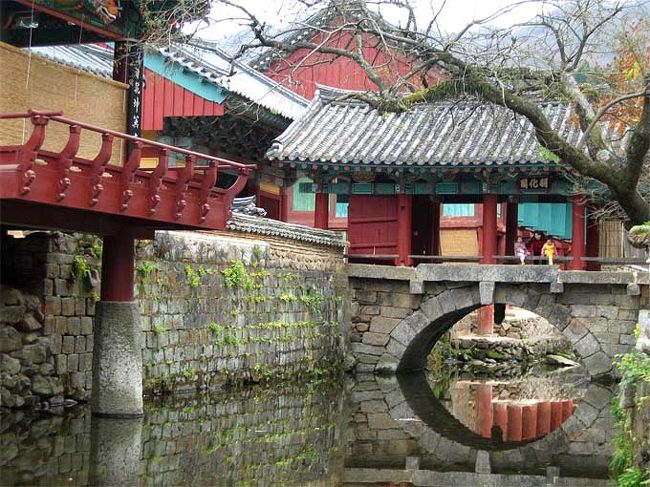 午前の華厳寺の後、求礼から順天まで列車で行きそこからバスで松広寺へ行く。荷物はいつものように駅で預かってもらう。よその国の小さい駅、それに日本ではロッカーが小さくて入らないことがよくあり、預けるところがなくて駅で頼んでも断わられることがあるが韓国ではどこも快く預かってくれる。<br />松広寺は通度寺、海印寺とともに韓国仏教の３宝名刹の一つで最も大きい。もとは新羅時代の韓国最古の禅寺だった。高麗時代に普照国師が堕落した仏教を正すために再建した中興道場で今は韓国最大の宗派の曹渓宗の主要な寺で国師を16人も出しており僧宝寺刹と云われており、今でも学ぶ多くの僧が生活している。<br />また韓国の寺院中で最多の寺院文化財（3国宝と多くの文化財）を所有いている。<br />また山内には７庵、１塔殿、56末寺、２教育機関がある。<br /><br />この日の宿は順天の駅前の韓式旅館