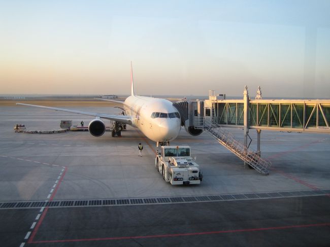 新しく開港した神戸空港を利用してみました。開港前の見学会で一度、施設は見ていたものの、実際に利用してみると、また違った感じがします。神戸から伊丹まで行くのは意外と不便なんで、神戸市に住んでるものにとって何よりも近くて便利です。