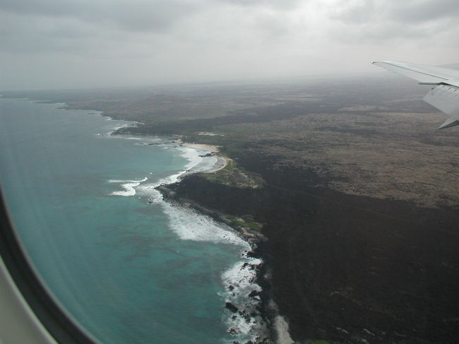 初めてのハワイの旅<br />ハワイ島コナ国際空港に降り立ち第一歩を踏む。<br />今日の目的はキラウエア火山<br />ホテルのあるコナ地区からキラウエアのある西南エリアまではバスでとても長い距離を走ります。（距離的には四国を横断する距離と聞いている）<br />天候が悪く全貌は感じ取れなかったが、壮大なスケールと自然のすごさを火口やビジターセンターの資料から想像できた。<br /><br />写真は初めてのハワイで一番初めに目にしたハワイ島のコナ地区の海岸線です。<br />