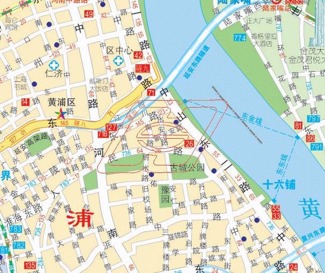 「浦東から豫園へのお散歩なのさ・その２」はまず、フェリーに乗るところから始まります。<br /><br />表紙の地図をご覧ください。クリックすれば拡大しますので、道路名などが確認できます。<br />青い川（実際は黄色っぽいです）が黄浦江です。黄浦江の右（東側）が浦東です。左側（西側）が浦西です。<br />昔は浦西なんて言う言い方は滅多にしなかったはずです。上海というのはあくまでも黄浦江の西側地域の一部地域だけを言い、浦東はあくまでも浦東でして、浦東語を話す浦東人が住むところで、上海語を話す上海人が住む上海とは違う地域であったはずなんです。この１５年ほどで浦東は開発され、発展して、注目され始めて上海の仲間入りしました。そして元もとの上海を浦西と言い始めてきまして、今では定着した言い方になってきたという訳なんでしょう。<br /><br />今は浦西と浦東を結ぶ経路がイロイロ有ります。トンネルも橋も数本ずつあります。しかし、昔はフェリーだけだったんでしょう。フェリーの数は減ってるようですが、今でも立派な交通手段なのです。なんせ、自転車やバイクなどはトンネルも橋も通れませんので、フェリーが頼りなんです。<br /><br />この地図にはフェリー乗り場が３つ表示されています。<br />浦東側には１つです。東昌路フェリー乗り場。浦西側には２つ。１つは金陵路フェリー乗り場、もう１つは東門路フェリー乗り場です。浦東から豫園方面に行くには東門路フェリー乗り場へ向かう、東東線に乗ります。外灘観光したいのなら金陵路フェリー乗り場に行く東金線がイイでしょう。<br /><br />東門路フェリー乗り場に着きましたら、まずは東門路を行きます。次に方浜中路を西へ向かいます。そうしますと目指す豫園の南側に出ます。この散歩記録では豫園には寄らずに、旧校場路を北に福祐路まで行き、福祐路を西へ行き、小物がドッサリありますデパートと言うか市場に入ってみます。この市場は面白いです。是非、お時間ありましたら覗いてみてください。ここでスワロフスキー・ビーズというのを初めて知りました。<br />