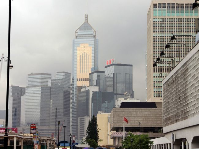 こまの中国ビザを取る為に、6月16日から3日間、今年も香港へ行く事になりました。<br /><br />今回は、爺ぃの下の息子も一緒です。<br />行きは番禺南沙港から船で行き、帰りは澳門から珠海に渡って、長距離バスで<br />番禺に戻ります。<br /><br />爺ぃの息子のお遣いで、こまが日本で買ってきた彼のデジカメを、今回の香港で初めて使います。<br />でも、あいにくのお天気で・・・