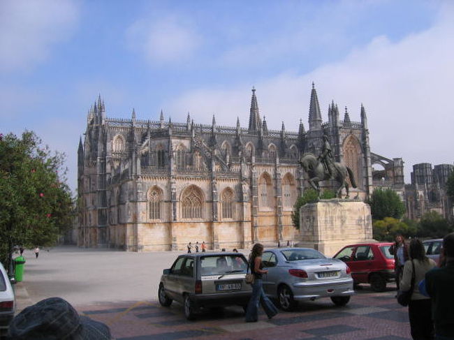 スペイン軍との戦いの勝利を記念して建てられた修道院で、ジョアン１世と家族のお墓がある。マニュエル様式の回廊などを見学。