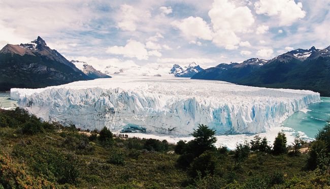 チリのプエルトナタレス起点の日帰りバスツアーです。ペリトモレノ氷河は、氷河が水面に崩落するシーンをたまにテレビでお目にかけるアレです。崩落しているところは海面だと思って見ている方も多いようですが、湖面です。アルゼンチン湖という湖です(本当にあるんですよ)。私は、南極ツアーの余った予備日を使って行って来ました(「船酔い無縁！　ドレーク海峡ひとっ飛び、南極一泊二日の旅」参照)。南極から帰ってきたその日にチリのプンタアレーナスの旅行代理店「VIENTO SUR」(南風ツーリスト。http://www.vientosur.com)に駆け込んで手配しました。まずスペイン語で会話して、内容に行き違いがないかを英語で確認しました。<br />ツアーはプエルトナタレスを朝７時に出発して、夜23時近くにまたプエルトナタレスに帰ってきます。そのためツアー本体に加えて、プエルトナタレスでの２泊(Hostal)と、拠点にしていたプンタアレーナスからプエルトナタレスまでの長距離バスの往復切符も合わせて手配してもらって167US$でした。<br />ツアーの行程についていうと、プエルトナタレスとペリトモレノ氷河はバスで片道４〜５時間かかります。途中でチリとアルゼンチンの国境検問所で出入国審査を受けます。行きのバスはツアー客以外にもエル・カラファテに行く旅客も乗せてほぼ満員でした。エル･カラファテのバスターミナルでその人たちを降ろして２０分ほどの休憩の後に同じバスに乗り込むと、そこからがツアーの開始のようでガイドさんが乗ってきました。真のツアー客は14〜5人ほど残ってバスの半分以上が空きスペースになりました。エル・カラファテからペリトモレノ氷河までは１時間半ほどかかります。ガイドさんはマイクでスペイン語で案内説明した後に同じ内容を英語で繰り返します。<br />私は数字関係は母音の多いスペイン語のほうが聞き取りやすかったです。ガイドさんは外国人(非ラテン系)には英語で対応するので、英語に自信のない人は集合時間などはスペイン語で質問して再確認するといいと思います。<br />ツアーの前半は遊覧船に乗って氷河を下から眺めて、後半は展望台から全景を見渡したりしました。展望台は第一から第三まであります。集合時間からペースを考えて回りましょう。<br />