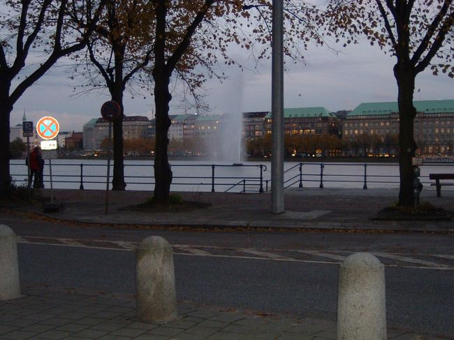 オランダから多くの都市を回ってきましたが、ハンブルクは旅の中でも一番の大都市でした。<br />街の中にはベネチアよりも多い橋がかかっており、水の街でもあります。アルスター湖畔から中央駅まで市中心部を歩いて回りました。