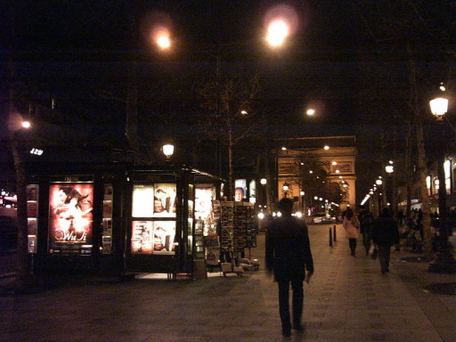 パリにて　夜の街を散歩してみました<br /><br />また”ﾇｰﾄﾞ芸術”？ｸﾚｰｼﾞｰﾎｰｽも　看てきました<br /><br />そして　夜の　クラブも初体験です<br /><br />詳しくは　下の所まで<br /><br />http://blogs.yahoo.co.jp/htkm4122/folder/1428848.html