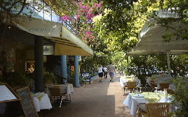 NoosaのメインストリートHastings stにはカフェが並んでいる。昼間からシャンパーンを開けて生ガキをいただく最高の午後のひとときが過ごせる。続きはwww.wanderkirin.com/Australia/brisbane/brisbane.com<br />