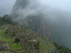 アンデス高原に古代インカの文化遺産を探訪