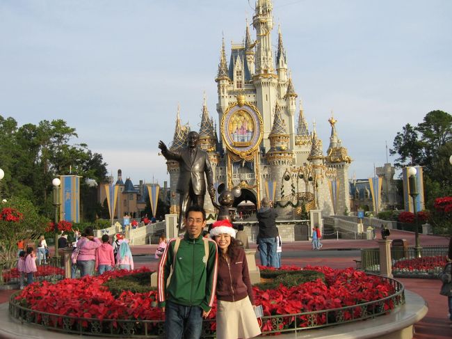 今日はクリスマスイブです。<br />ここはフロリダの「Ｗａｌｔ　Ｄｉｓｎｅｙ　Ｗｏｒｌｄ　Ｒｅｓｏｒｔ」です。<br />それじゃぁ　やっぱり１日目の今日はここしかないでしょう～～♪ってことで<br />「Ｍａｇｉｃ　Ｋｉｎｇｄｏｍ　Ｐａｒｋ」です～～♪<br /><br />夢と魔法の世界？<br />ぅんぅん、全くそのとおりでございます。<br />大好き♪ディズニーワールド♪♪