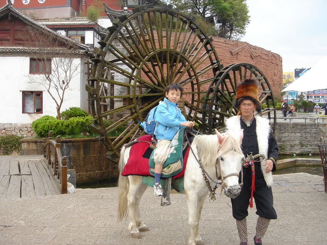 たか坊がどうしてもどうしてもどうしても乗りたいというので、馬に乗せてやりました(古城内一周で20元)。<br />