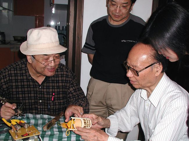 今回、Z次直達列車に乗って訪れた北京。<br />北京で何時もお世話になる人民日報の老編集長で、画家爺ぃさんの友人に、「方成先生在日報宿舎住,想不想見見他?」と言われ、爺ぃと長男は目が爛々。<br />名前くらいしか知らないこまは、後をついて行くだけ。<br /><br />出会ったおじさんは86歳と言う。(爺ぃより20歳年上)<br />でも、その元気なお姿からは、その年齢を感じさせない元気で明るく気さくな方。<br />日本の有名人もこうであって欲しい・・と感じさせられた。