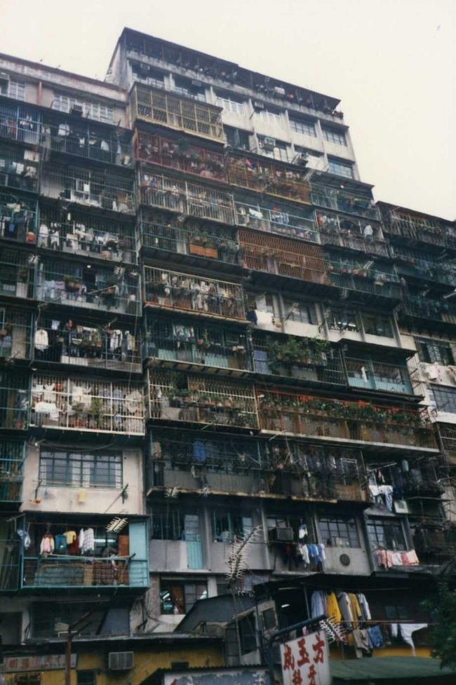 １９８８年の旅、上海は薄暗い街で今とは全然比べられないほど、発展していなかったです。いわゆる繁華街の範囲も狭かったです。上海から香港へ３泊４日かけて外国人専用（香港人含む）の客船で移動しました。香港はまだ九龍城が残っていて、そこは<br />とても怪しげでした。<br />