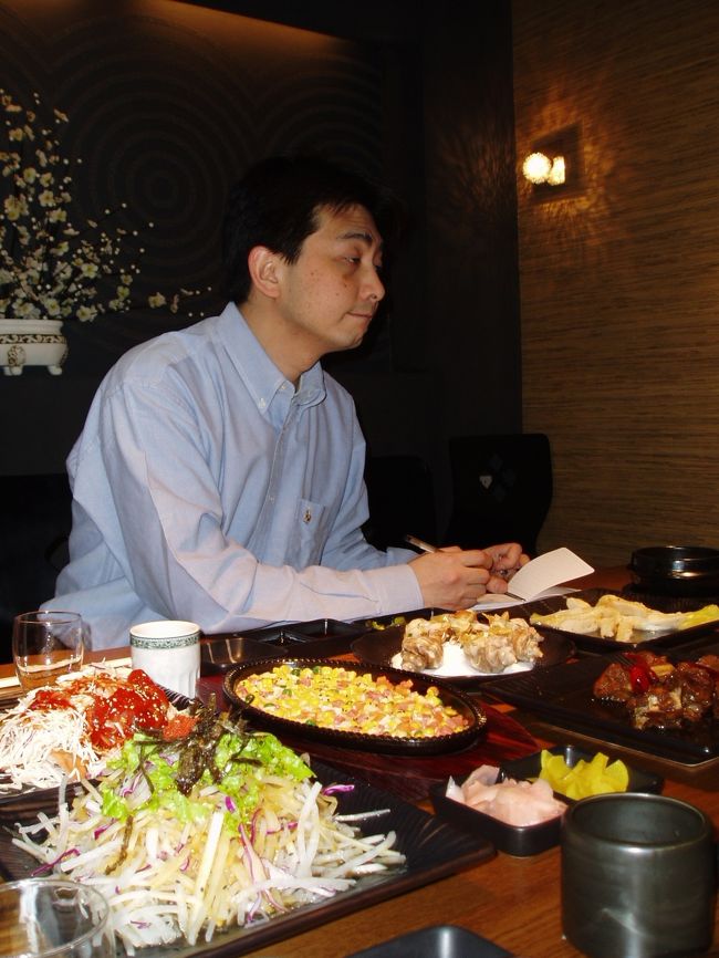2005年4月7日(金)、瀋陽から翌日の延辺日本人会設立大会に参加する為に駆けつけてくれたFさんと食事をする機会をもちました。<br /><br />Fさんは最近瀋陽に支局を開設した某会社の代表者。お話を聞く中でなんと新婚旅行が98年2月“延辺の三国国境地帯”だったという話を聞きました。とても寒かったらしく奥様とともに忘れられない新婚旅行になったそうです。<br /><br />ここまで延辺を愛する日本人はこれまでいたでしょうか?また一人“延辺盛り上げ隊”の隊員が増えたようでとても嬉しくなりました。