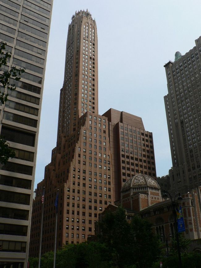 マンハッタンのセントラルパークの南からエンパイア・ステート･ビル付近までをミッドタウンと言う。この地域は商業、オフィス、劇場等が集中し、最もニューヨークらしいところである。<br />高層建築が林立している地域だが、その大半は1920年〜30年代のものでアールデコ装飾が特徴である。摩天楼は頂部と入り口周辺に多くの装飾が施されており、建築家が力を入れている部分である。この点を中心に建築を見ると思わぬ発見がある。<br />ただし、頂部については地上からの見えない場合が多く、撮影場所探しが苦労の種である。<br />ここでは、ミッドタウン?としてセントラルパークからタイムズスクエアまでの地域のアールデコ建築を紹介する。<br />