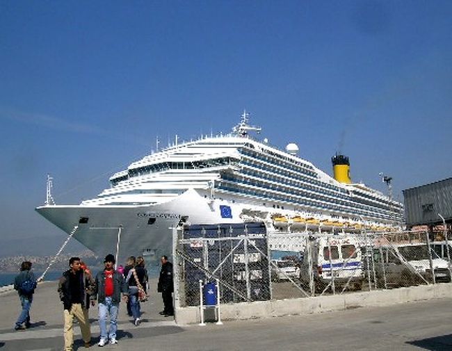 サボナには、コスタ社（イタリア）が専用に造った、埠頭と乗船設備がある。<br />コスタ社は、1948年に客船サービスを始め、現在は10隻近い客船を擁するクルーズの老舗である。<br /><br />いかにもイタリアの船らしく、カジュアルで陽気な旅の演出で、新しいタイプのサービスを目指している。<br />最近は毎年のように新しい船を建造し、このやり方は急発展中と見た。<br /><br />「コスタ・フォーチュナ」に続き、翌年2004年に、ほぼ同規模の「コスタ・マジカ」が就航し、今年2006年秋にも新たな船が出来上がり、引き続いて次期の造船計画もあると聞く。<br /><br />私の乗った船「コスタ・フォーチュナ」は、2003年11月より就航し、3,000人余の客を乗せて、ほぼ一年間休みなく運行している。<br /><br />一回のクルーズは、10日ないしは二週間程度で、一人当りの料金は、1,000ユーロ（14万円）から2,500ユーロ（35万円）程度と安い。<br />一番安いバミューダ8日コースは、600ユーロ（8.4万円）である。<br />大西洋横断クルーズは「従来の半値」と宣伝している。<br /><br />日本からの参加は、往復航空賃と日本人添乗員の人件費が加わり、ほぼその1.5倍となる。<br /><br />値段の差は、部屋の位置や広さで決まり、食事を始め船内の施設利用など、ほかの点ではほとんど差はない。<br />また、今までのクルーズのように大袈裟な服装をしなくてもよく、「カジュアル・クルーズ」たるゆえんである。<br /><br />船で迎えた初夜、窓から星が美しい。<br />オリオンの大星雲が、かなりはっきり認識できる。<br />久々に見る、見事な星空だ。<br />