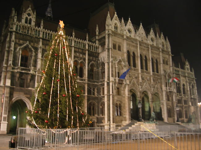 　ハンガリーの首都ブダペスト第２日はオペラ座ツアーや国会議事堂見学をしました。小雨が降る肌寒い日でした。
