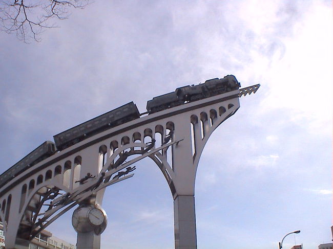 JR米子駅前の蒸気機関車のモデルは銀河鉄道が連想される気のきいた記念碑。<br />時間が来ると車輪が回り可愛い汽笛が鳴り，まるで走っているように映ります。<br /><br />