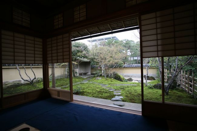 植田正治写真美術館の後、安来市の足立美術館へ来てみました。<br />やはり有名な美術館だけあって、観光バスで来た団体の人が多かったのですが、天気が悪い勢もあって多分普段の半分位だと感じました。<br />比較的ゆったりと見ることができました。<br />茶室寿立庵でお抹茶を頂きましたが、お菓子を味わいながら　庭を眺め、とても有意義な時間を過ごしました。<br />１５００円ですが、ここに来る人は少なかったみたいです。お陰で一人で静かにお茶を飲み、庭に下りてその素晴らしい佇まいを鑑賞できました。<br />枯山水庭前のロビーのソファーも空いていましたし、暫く休んで眺めていました。<br />生の掛軸という景色は、素晴らしかったです。床の間の壁をくりぬいて、掛軸のように奥の庭を眺めるというものです。<br />四季其々に木々が色を変え、いつ来ても楽しめると思います。<br />日本画、童画、陶芸とすべて見終えるとかなり時間が経っていました。<br />外に出ると、雨がまた強く降り始め、霧がかかってきました。<br />晴れていれば、海を見に行こうと思ったのですが、今回は美術館巡りだけで充分と帰途につきました。<br /><br />