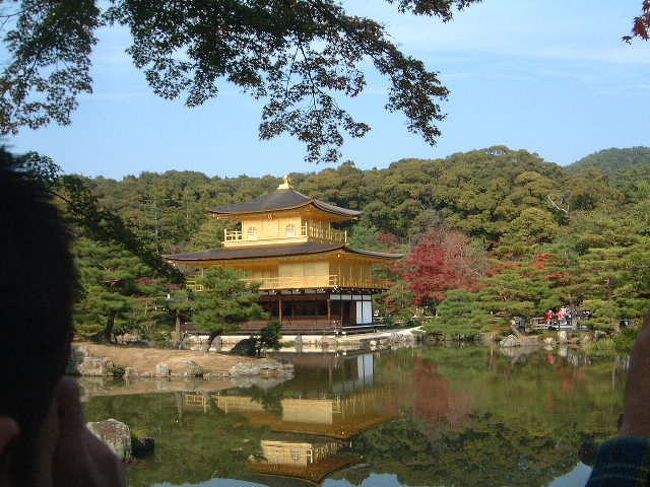 2005.11.13　秋の金閣寺、龍安寺、永観堂を訪問した。金閣寺は紅葉が見頃で大勢の観光客で賑わっていた。ブッシュ大統領の入洛を控え全国から県警機動隊が集められてものものしい警備が行われていた。<br />　天気がよいので金閣寺から龍安寺まで約２０分の道のりを歩いた。観光シーズンとあって石庭を見る濡れ縁には大勢の観光客がしばしの間哲学者になった振りをしていた。<br /><br />　蹲を見たがこれはレプリカである。本物は非公開だという。<br /><br />以下は龍安寺のホームページからの引用である。<br />　茶席蔵六庵にあるつくばい〔手洗鉢〕中心の口を共有すれば、『吾れ唯足ることを知る』と成り、知足のものは貧しといえども富めり、不知足のものは富めりといえども貧し、という禅の格言を謎解きに図案化された無言の悟道である。　　　　　　　　　　　　　　　　<br />このつくばいは水戸光圀公の寄進によるものと伝えられている。<br /><br />　京都の秋の紅葉は素晴らしい。今年も永観堂へ立ち寄って紅葉を鑑賞してきた。１１月１３日はまだ見頃ではなかったが、それでも綺麗な紅葉であった。<br />