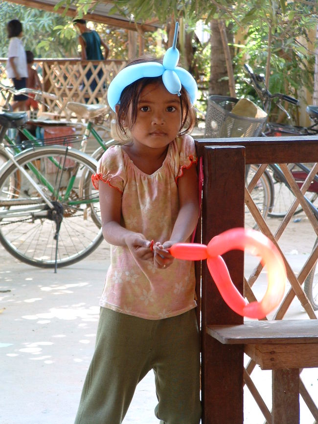カンボジアの子供達の目は輝いています。炎天下の中、裸足でかけまわる子供達に生きる力を強く感じました。また、学ぶことも多かった。