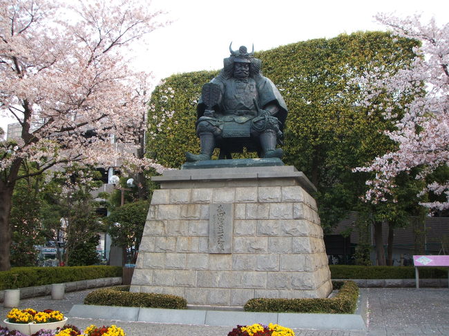 実に3年ぶりの信玄公祭り。来年の大河ドラマに向けて気合入っているのか、今年は勘助も芸能人を呼んで特別出演。武田信玄→宇梶剛士、山本勘助→伊吹吾郎でした。<br />甲府自体もずっと来ていなかったので、本当に久しぶりでした。日帰りの割にはたくさん回れたし、お祭りも皆さんのおかげでかなり楽しめ、本当に良かったです♪<br /><br />(写真は甲府駅前の信玄公像)