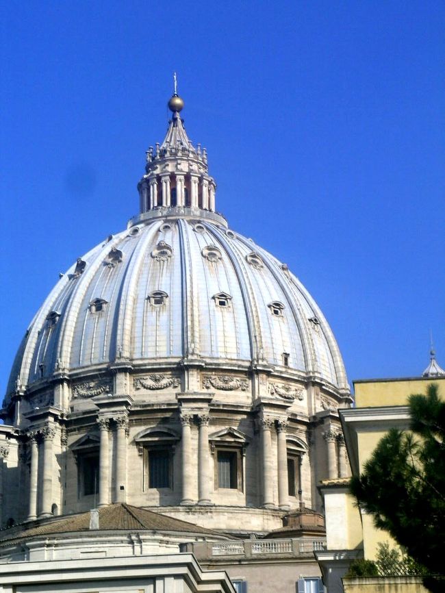 2006年3月4日（土）<br /><br />この日私の船「コスタ・フォーチュナ」号は、一日ローマの外港チヴィタヴェッキアに停泊する。<br />私は、ローマの休日を楽しもうと、船会社主催による「ローマフリータイム」（フランス語）ツアー・バスで、ローマに入る。<br /><br />バスがローマの町に入ると、やがてヴァチカンのセント・パウロ寺院が見え出した。<br />そしてバスは地下にもぐりこみ、大きな地下駐車場に停まった。<br /><br />私は常日頃、ヴァチカンに多くの人が集まるために、どんな仕掛けがあるのか、興味を持っていたのだが、この地下駐車場もその仕掛けの一端に違いない。<br /><br />ガイドに勧められて、とりあえず一日乗り放題の、循環観光バスに乗ることとする。<br />バスの出発点は、地下駐車場出口の直ぐそばだが、親切なガイドはバスが見えるところまで案内してくれる。<br /><br />二階が青天井の循環観光バスは、決められたバスストップではどこでも降りることが出来、乗ることも出来る。<br />気ままな旅をするには、もってこいの、便利なシステムだ。<br />それでいて、一日の乗車券は、15ユーロ（2,100円）と、まずまずの値段である。<br /><br />切符を買ってそのバスに乗った私は、先ずポポロ広場に降りることとした。<br /><br />写真は、<br />http://4travel.jp/traveler/katase/<br />に掲載します。<br />