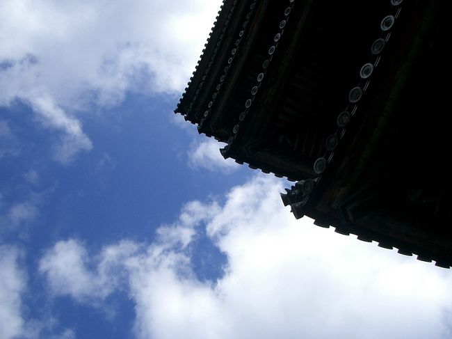 大晦日は、今までの京都旅行で行ったことのないお寺へ。<br />金閣寺は、中学の修学旅行で行きましたが、その頃はまだ金箔張替え前でした(´Д⊂
