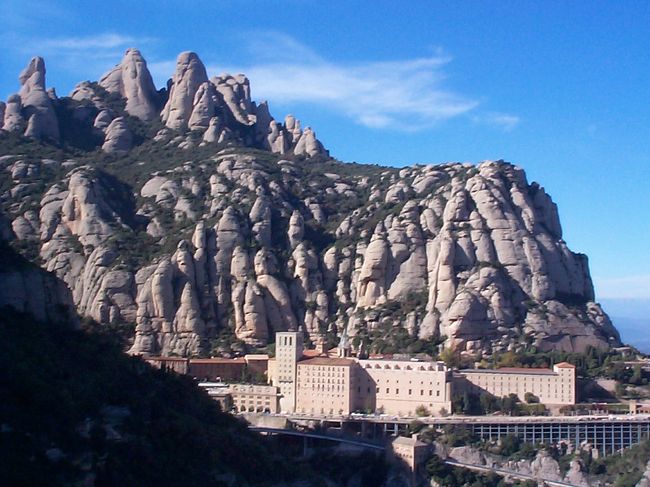 モンセラットは、バルセロナに来られる方にオススメの日帰り旅行です。<br /><br />3時間ぐらいで(往復+見学)の団体ツアーがありますが、3時間はもったいないだと思います。<br /><br />電車+ロープウエーまたは電車+登山電車で行き、教会、山、食事をゆっくりと楽しんだ方がいいと思います。<br /><br />ミサ、少年達の合奏団、黒いマリア様の前でのお祈り、展望台、お店、マーケット、モンセラットは魅力的な場所です!<br /><br />http://www.escolania.cat/