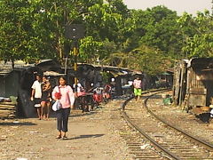 タイ・バンコク・鉄道素家群(ｽﾗﾑ)・・