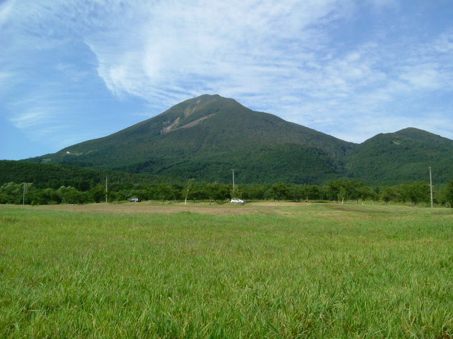 　磐梯山は３回目の挑戦です。１回目は裏磐梯スキー場から猪苗代スキー場、２回目は肉離れのため断念、そして今回は、ゴールドラインから中の湯を径由し、山頂に立った後猪苗代スキー場に降りるコースを取りました。<br />　９時ゴールドライン駐車場で入念に準備体操を行い、いざ出発。歩き始めて１０分登山道のすぐ脇に天然のしいたけが大豊作。早速収穫し幸先の良いスタート。<br />　さらに２０分ほど歩き、中の湯跡通過。賑わっていたころの中の湯を私は知らないが、こんなに大きな施設が廃墟になっているのはとても寂しい。<br />　中の湯を通過後すぐに、銅沼からの道を合わせると本格的な登りに入る。左側に爆裂火口を見ながら一歩一歩上ってゆく。噴火の凄まじさが実感できるようなすごい火口だ。<br />　分岐点から１時間ほど登ると２つの小屋がある弘法清水に到着。豚汁を注文し一服。<br />　小屋からののぼりは約３０分で、山頂に到着。霧がかかり、楽しみにしていた猪苗代湖の眺望はまたも見られず。しかしここでラッキーな展開が、なんとスキー日本代表チームが合宿のトレーニングで磐梯山に登ってきました。早速上村愛子選手を発見し、一緒に写真をとって下さいとお願いする。笑顔でOKしてくれた。とてもいい人だ。続く…