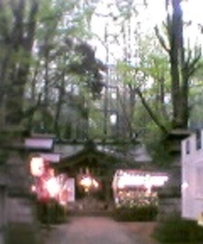 東京にも色々と七福神めぐりがあるようなんですが今回は新宿山手七福神を巡ってみました。本当は新年松の内にめぐるもんらしいですね。<br /><br />こちらを参考にさせていただきました<br />http://www.sam.hi-ho.ne.jp/~s_suzuki/html3/shinjuku_shichifukujin.html<br /><br />市ヶ谷集合→毘沙門天（善国寺）神楽坂→大黒天（経王寺）→女子医大病院→小笠原伯爵亭→弁財天（厳島神社）→ 寿老神（法善寺）→恵比寿（鬼王神社）→ 福禄寿尊（永福寺）→布袋尊（大宗寺）新宿<br /><br />半日の行程です。<br /><br />今回デジカメは持っていたのですがスマートメディアが入ってなかったので30万画素の携帯画像です…。<br />