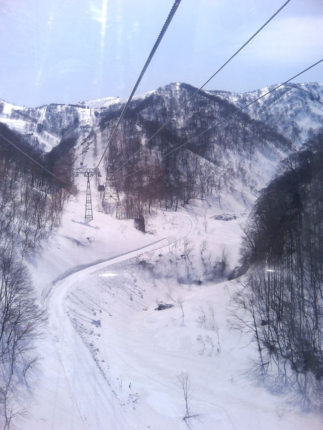 甥っ子の春休み最後の記念に谷川岳天神平へスノーボードに行ってきました。さすがに午後になるとズブズブ状態で滑れませんでした。ただ、風景はやはり最高でした。帰りの公営温泉も堪能して、子供も満足したようでした。