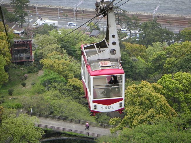 神戸周辺の住人にさえ、その存在すら忘れられた感のある「須磨浦山上遊園」。<br />源平の古戦場で名所なのですが。<br />「中小私鉄の最大手」などという、不思議な称号が付いている山陽電車が経営してます。<br />老朽化した遊具が醸し出す、その雰囲気は場末の遊園地（最近は、神戸空港ネタで再売り出し中ですが）<br />確かに、神戸空港滑走路の延長線上にあるし、明石海峡上空は関空へ降下する機の進入コースになっていて、交通量は頻繁。<br />続々と鉄道会社系の遊園地が廃園となっている現在、ここが何時まで持ちこたえる事が出来るか興味があります。<br /><br /><br /><br /><br />