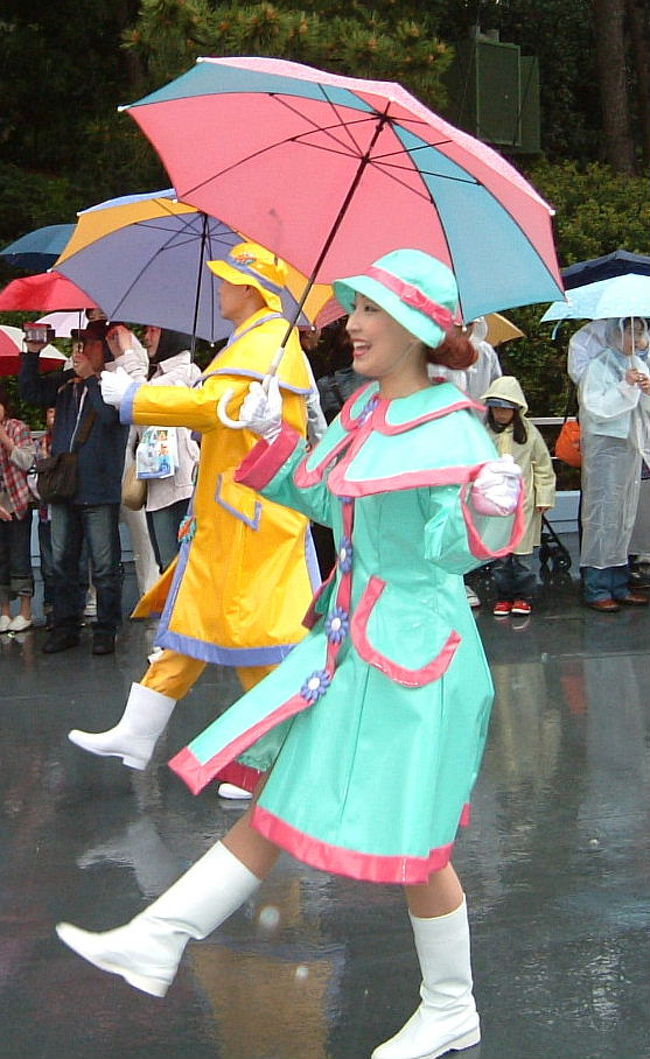 「ディズニー・ドリームス・オン・パレ-ド“ムービン・オン”」は雨のため中止。替わりに、雨の日パレード（雨パレ）なる、列の短い“かわいいパレード”がありました。訪園１２回目にて初めて雨に降られました。誰だ「雨女は？」パレードは中々見る事出来ません。かといって特別に見たくはありません！特別にお披露目します。