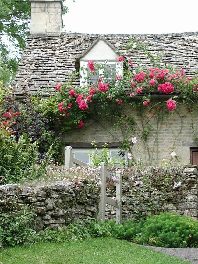 ずうっとあこがれていたイギリスのコッツウォルズの村を、ようやく訪ねることができました。どの村もかわいくて、ついついよそのお宅をのぞきこんだり、立ち止まってしまいました。きれいに花で飾られている家が多かったです。それがまた石造りの家にとても似合っているんです。ああ、また行きたいな！